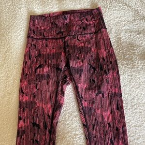 Lululemon cropped pink & black leggings. Size 8